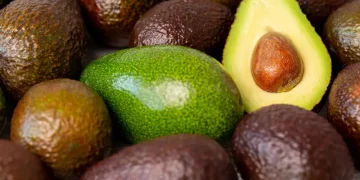 Fresh-avocado-sliced-open-with-seed