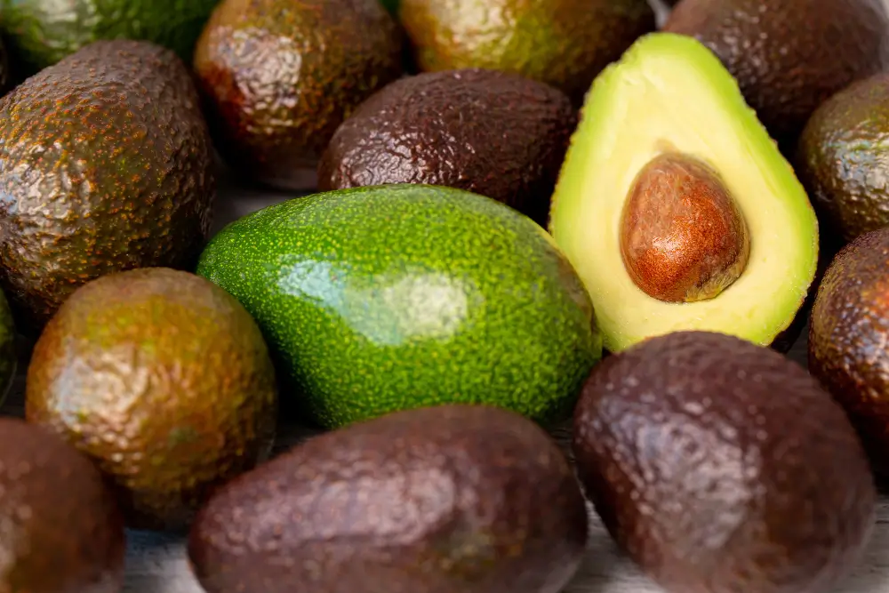 Fresh-avocado-sliced-open-with-seed