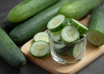 Fresh-cucumber-slices-on-a-wooden-table