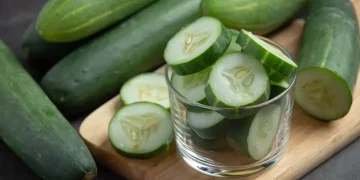 Fresh-cucumber-slices-on-a-wooden-table