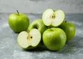 Fresh-green-apples-on-a-wooden-table