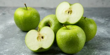 Fresh-green-apples-on-a-wooden-table