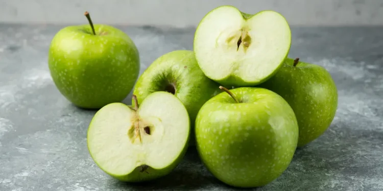 Fresh-green-apples-on-a-wooden-table